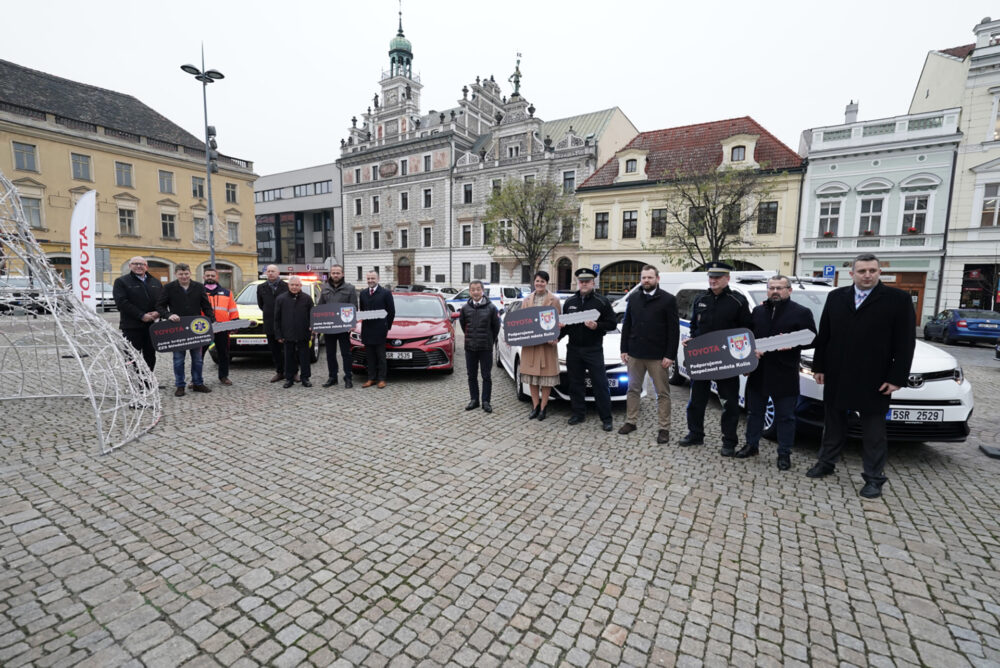 Toyota podpořila záchranáře darováním nových vozů